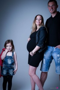 photographe-studio-portrait-maternite-emotion-enceinte